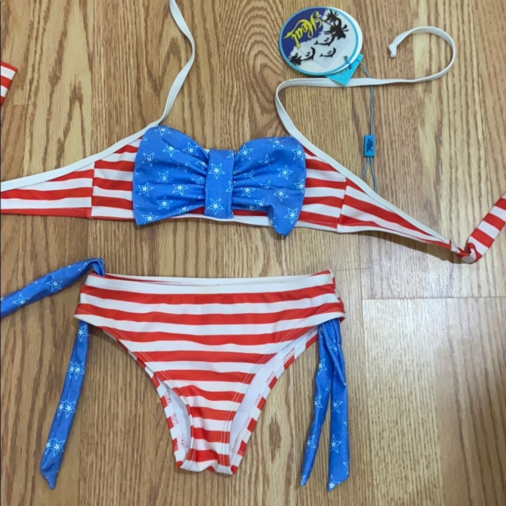 Girls size 6 bikini. Runs small more like a 4/5